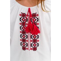 Вишита блузка для дівчаток з геометричним візерунком та червоними китицями